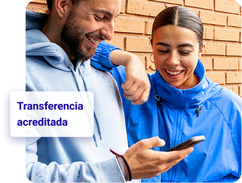 Hombre señalando su teléfono con la aplicación de Midinero