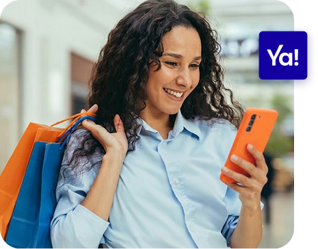 Hombre señalando su teléfono con la aplicación de Midinero